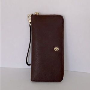 Tory Burch Robinson Passport Wallet